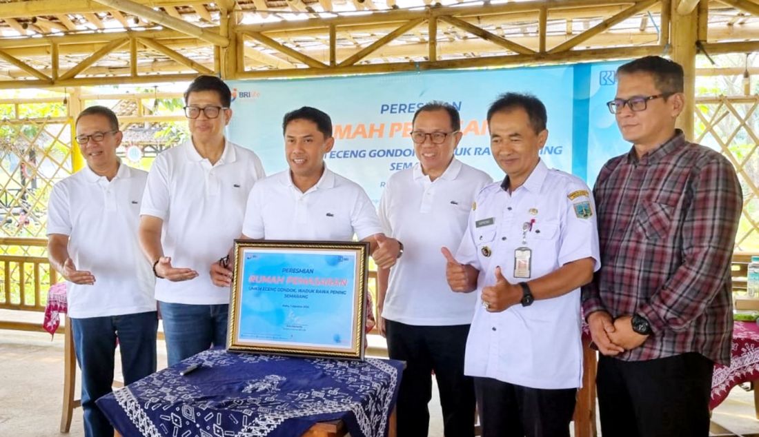 Dirut BRI Life Aris Hartanto saat Peresmian Rumah Pemasaran UMKM Eceng Gondok, Waduk Rawa Pening, Kabupaten Semarang. Asuransi BRI Life bersama dengan perusahaan induk (BBRI) serta BRI Research Intitute, berpartisipasi aktif dalam memberdayakan UMKM di daerah, salah satunya dengan meresmikan Rumah Pemasaran UMKM Eceng Gondok, Waduk Rawa Pening Kecamatan Tuntang, Kabupaten Semarang. Kegiatan ini diharapkan akan mampu meningkatkan penjualan para perajin eceng gondok di sekitar kawasan tersebut. - JPNN.com