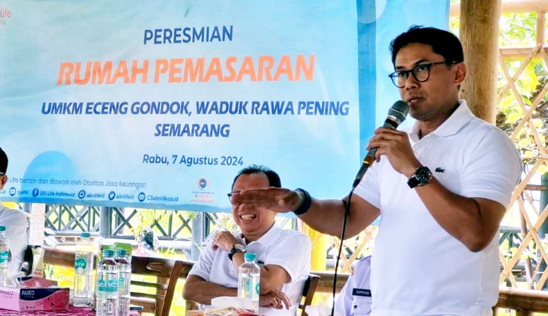 Dirut BRI Life Aris Hartanto saat Peresmian Rumah Pemasaran UMKM Eceng Gondok, Waduk Rawa Pening, Kabupaten Semarang. Asuransi BRI Life bersama dengan perusahaan induk (BBRI) serta BRI Research Intitute, berpartisipasi aktif dalam memberdayakan UMKM di daerah, salah satunya dengan meresmikan Rumah Pemasaran UMKM Eceng Gondok, Waduk Rawa Pening Kecamatan Tuntang, Kabupaten Semarang. Kegiatan ini diharapkan akan mampu meningkatkan penjualan para perajin eceng gondok di sekitar kawasan tersebut. - JPNN.com