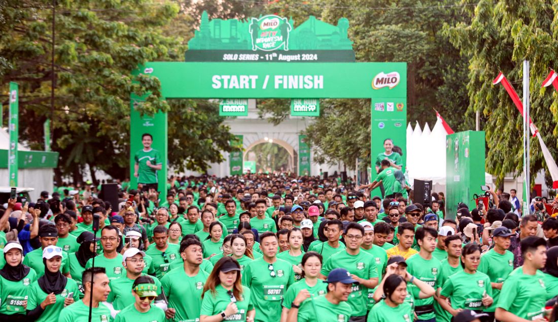 Peserta mengikut Road to MILO ACTIV Indonesia Race 2024 Solo Series di Benteng Vastenburg, Solo, Minggu (11/8). Nestle MILO senantiasa berkomitmen untuk mendorong masyarakat dari berbagai kalangan usia, mulai anak-anak hingga lanjut usia untuk menerapkan gaya hidup aktif, misalnya dengan berlari. - JPNN.com