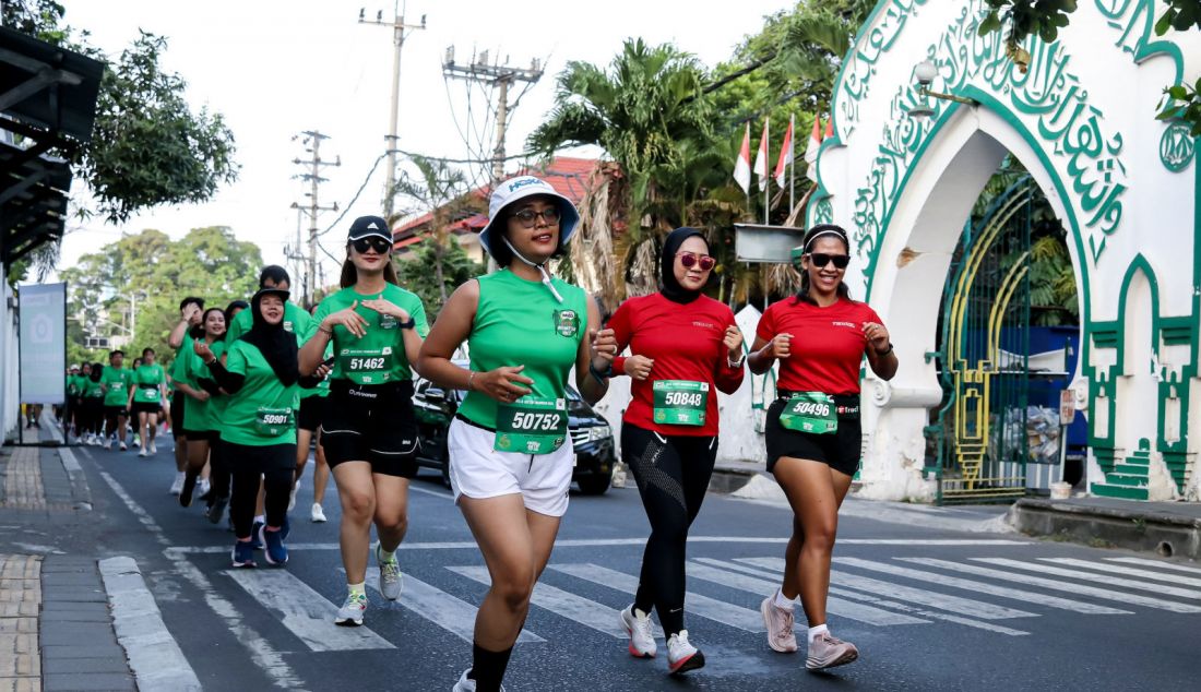 Peserta mengikut Road to MILO ACTIV Indonesia Race 2024 Solo Series di Benteng Vastenburg, Solo, Minggu (11/8). Nestle MILO senantiasa berkomitmen untuk mendorong masyarakat dari berbagai kalangan usia, mulai anak-anak hingga lanjut usia untuk menerapkan gaya hidup aktif, misalnya dengan berlari. - JPNN.com