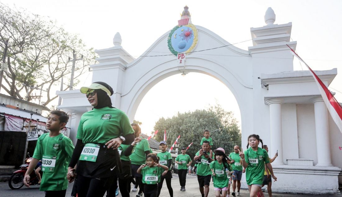 Peserta mengikut Road to MILO ACTIV Indonesia Race 2024 Solo Series di Benteng Vastenburg, Solo, Minggu (11/8). Nestle MILO senantiasa berkomitmen untuk mendorong masyarakat dari berbagai kalangan usia, mulai anak-anak hingga lanjut usia untuk menerapkan gaya hidup aktif, misalnya dengan berlari. - JPNN.com