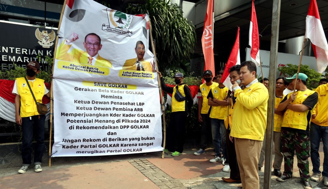 Sejumlah massa yang menamakan Gerakan Bela Kader Golkar untuk PILKADA 2024 menyambangi Kantor Luhut Binsar Panjaitan (LBP) di Jakarta, (12/8). Kapasitas LBP sebagai Ketua Dewan Penasehat dituntut untuk ikut membela dan memperjuangkan kader kader Partai Golkar (PG) yang tersisihkan untuk maju sebagai Calon Kepala Daerah (CAKADA) di PILKADA serentak 2024. - JPNN.com