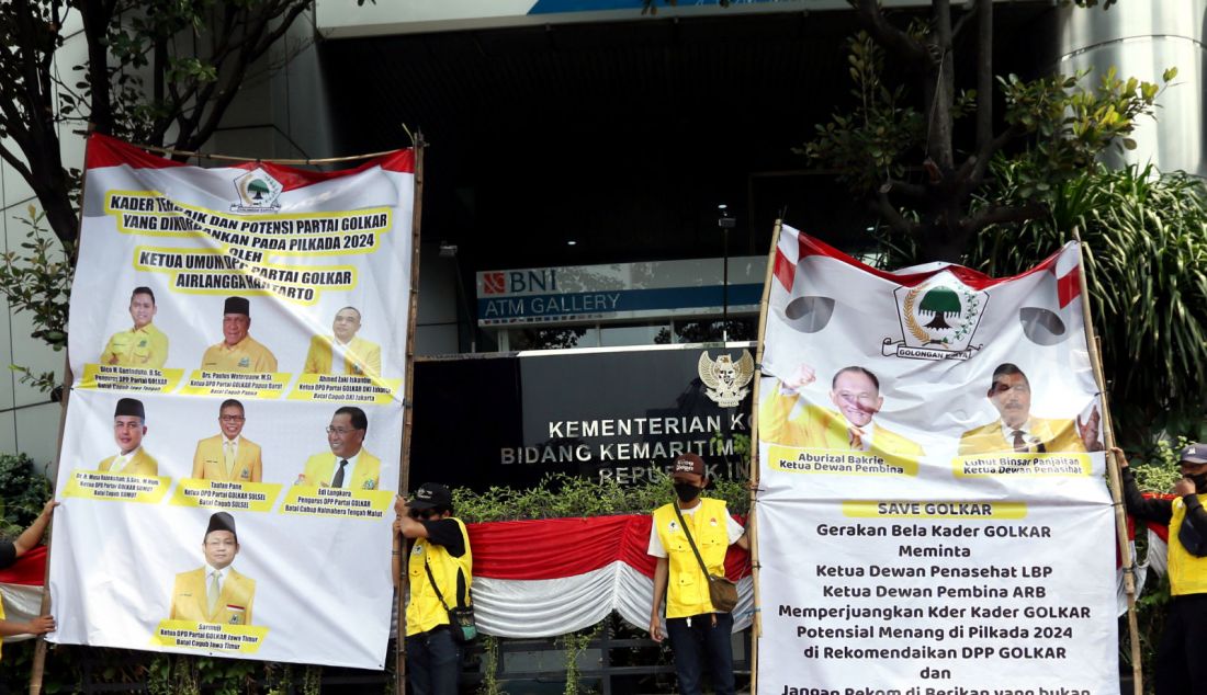 Sejumlah massa yang menamakan Gerakan Bela Kader Golkar untuk PILKADA 2024 menyambangi Kantor Luhut Binsar Panjaitan (LBP) di Jakarta, (12/8). Kapasitas LBP sebagai Ketua Dewan Penasehat dituntut untuk ikut membela dan memperjuangkan kader kader Partai Golkar (PG) yang tersisihkan untuk maju sebagai Calon Kepala Daerah (CAKADA) di PILKADA serentak 2024. - JPNN.com