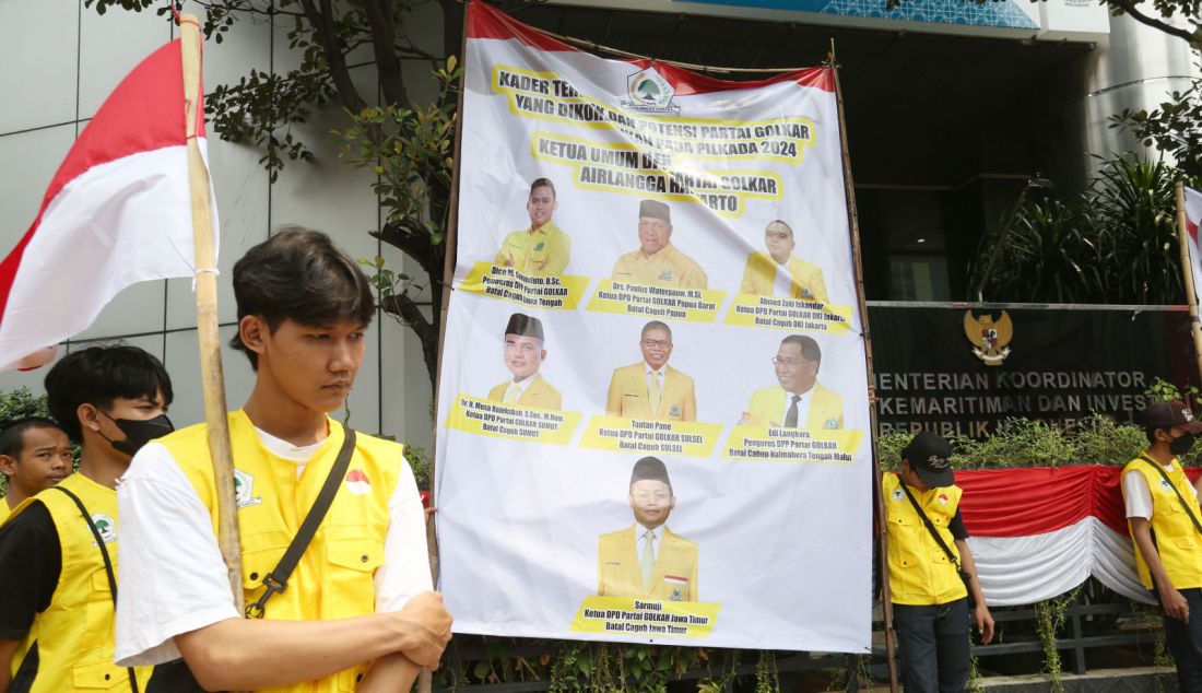 Sejumlah massa yang menamakan Gerakan Bela Kader Golkar untuk PILKADA 2024 menyambangi Kantor Luhut Binsar Panjaitan (LBP) di Jakarta, (12/8). Kapasitas LBP sebagai Ketua Dewan Penasehat dituntut untuk ikut membela dan memperjuangkan kader kader Partai Golkar (PG) yang tersisihkan untuk maju sebagai Calon Kepala Daerah (CAKADA) di PILKADA serentak 2024. - JPNN.com