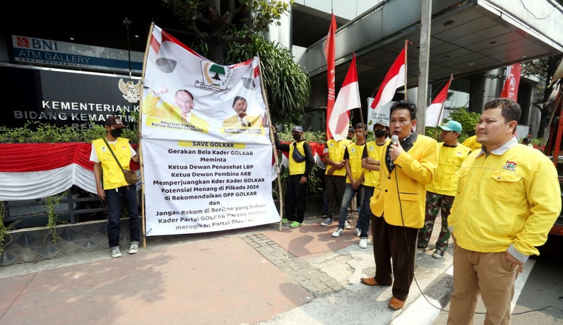 Sejumlah massa yang menamakan Gerakan Bela Kader Golkar untuk PILKADA 2024 menyambangi Kantor Luhut Binsar Panjaitan (LBP) di Jakarta, (12/8). Kapasitas LBP sebagai Ketua Dewan Penasehat dituntut untuk ikut membela dan memperjuangkan kader kader Partai Golkar (PG) yang tersisihkan untuk maju sebagai Calon Kepala Daerah (CAKADA) di PILKADA serentak 2024. - JPNN.com