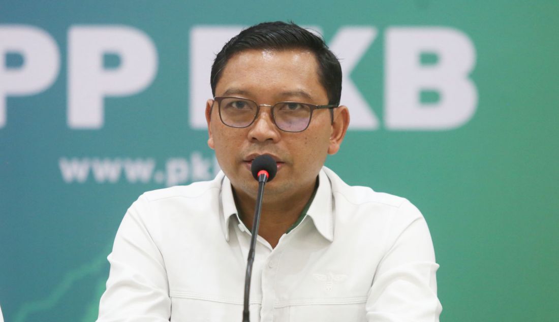 Sekretaris OC Muktamar PKB Zainul Munasichin memberikan keterangan kepada media terkait perkembangan Muktamar PKB di DPP PKB, Jakarta, Senin (12/8). Muktamar PKB yang akan berlangsung pada 24-26 Agustus 2024 di Bali itu akan mengundang Presiden Joko Widodo, tokoh politik nasional dan pimpinan parpol luar yang tergabung dalam Centris Democrat International (CDI). - JPNN.com