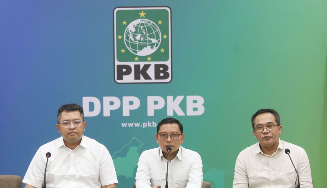 Sekretaris OC Muktamar PKB Zainul Munasichin (tengah) bersama Wakil Ketua OC Muktamar Iman Sukri (kanan) dan Anggota SC Muktamar Lukman Hakim memberikan keterangan kepada media terkait perkembangan Muktamar PKB di DPP PKB, Jakarta, Senin (12/8). Muktamar PKB yang akan berlangsung pada 24-26 Agustus 2024 di Bali itu akan mengundang Presiden Joko Widodo, tokoh politik nasional dan pimpinan parpol luar yang tergabung dalam Centris Democrat International (CDI). - JPNN.com