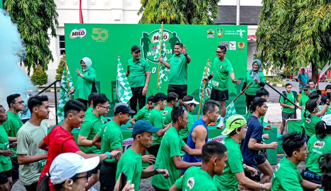 Wali Kota Surakarta Teguh Prakosa didampingi oleh Kadis Kepemudaan dan Olahraga Kota Surakarta Rini Kusumandari, Komandan Korem 074/Warastratama Kolonel Inf Ali Akhwan, Direktur Corporate Affairs & Sustainability PT Nestle Indonesia Sufintri Rahayu dan Sports Marketing Manager Nestle MILO Yozart Zulmi melepas para peserta kategori 5K Road to MILO ACTIV Indonesia Race 2024 Solo Series di Benteng Vastenburg, Solo, Minggu (11/8). Nestlé MILO senantiasa berkomitmen untuk mendorong masyarakat dari berbagai kalangan usia, mulai anak-anak hingga lanjut usia untuk menerapkan gaya hidup aktif, misalnya dengan berlari. - JPNN.com