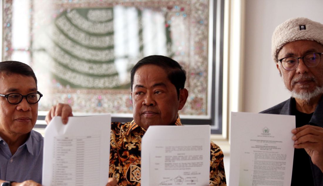 Ketua Dewan Pembina Bapilu Partai Golkar Idrus Marham menunjukkan SK pengesahan pengurus DPD Partai Golkar Papua 2009-2015 saat konferensi pers terkait suksesi kepemimpinan usai mundurnya Airlangga Hartarto sebegai ketua umum di Jakarta, Selasa (13/8). - JPNN.com