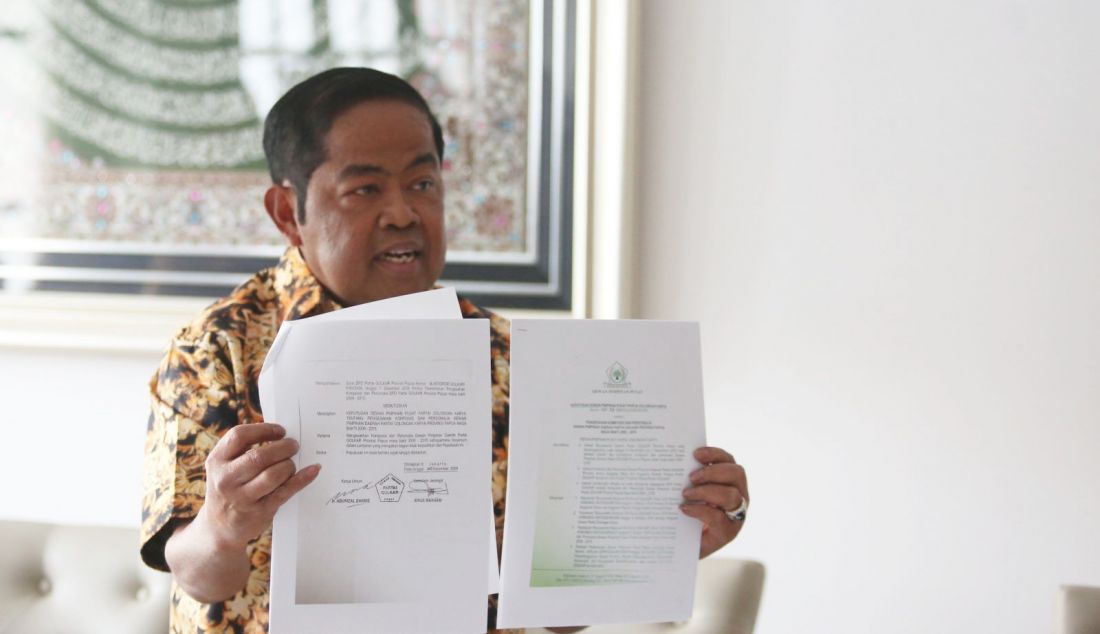 Ketua Dewan Pembina Bapilu Partai Golkar Idrus Marham menunjukkan SK pengesahan pengurus DPD Partai Golkar Papua 2009-2015 saat konferensi pers terkait suksesi kepemimpinan usai mundurnya Airlangga Hartarto sebegai ketua umum di Jakarta, Selasa (13/8). Idrus mengeklaim kader Golkar Bahlil Lahadalia telah memenuhi syarat sebagai calon Ketua Umum Partai Golkar. - JPNN.com