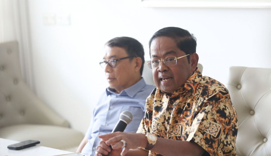 Ketua Dewan Pembina Bapilu Partai Golkar Idrus Marham menunjukkan SK pengesahan pengurus DPD Partai Golkar Papua 2009-2015 saat konferensi pers terkait suksesi kepemimpinan usai mundurnya Airlangga Hartarto sebegai ketua umum di Jakarta, Selasa (13/8). Idrus mengeklaim kader Golkar Bahlil Lahadalia telah memenuhi syarat sebagai calon Ketua Umum Partai Golkar. - JPNN.com