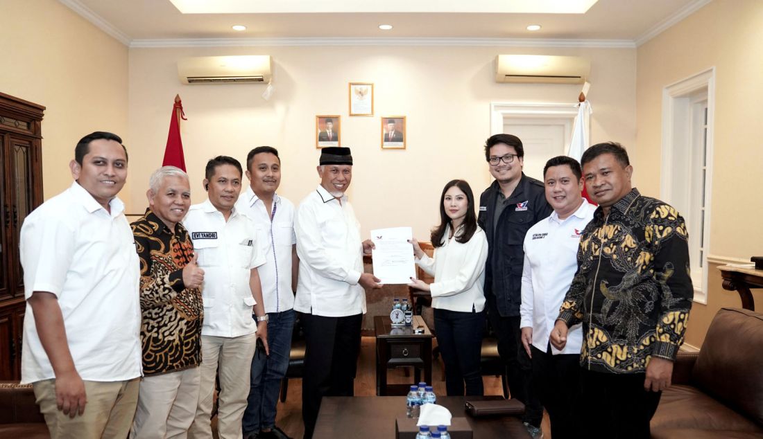 Ketua Umum DPP Partai Perindo Angela Tanoesoedibjo memberikan dukungan terhadap Mahyeldi Ansharullah - Vasco Ruseimy menjadi sebagai gubernur dan wakil gubernur untuk Pilgub provinsi Sumatera Barat (Sumbar), Jakarta, Selasa (13/8). - JPNN.com