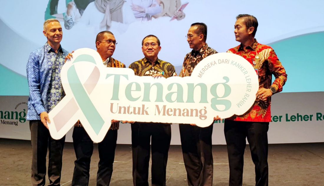 kiri : Managing Director MSD Indonesia George Stylianou, Wakil Ketua Komisi IX DPR RI Emanuel Melkiades Laka Lena, Plt. Direktur Jenderal Pencegahan dan Pengendalian Penyakit (P2P) Kementerian Kesehatan Yudhi Pramono, Direktur Utama Bio Farma Shadiq Akasya dan Direktur Sinkronisasi Urusan Pemerintahan daerah III, pada Ditjen Bina Pembangunan Kemendagri TB. Chaerul Dwi Sapta saat kampanye edukasi kesehatan bertajuk “Tenang untuk Menang”. Mengangkat tema “Perempuan Indonesia Merdeka dari Bahaya Kanker Leher Rahim”, Jakarta, Selasa (13/8). Dalam mewujudkan eliminasi kanker leher rahim diperlukan dukungan dan peran berbagai pihak untuk melakukan harmonisasi pelaksanaan imunisasi HPV, skrining HPV DNA, tata laksana lesi pra kanker dan kanker, sehingga dapat mencapai eliminasi kanker leher rahim yang tinggi dan merata. - JPNN.com