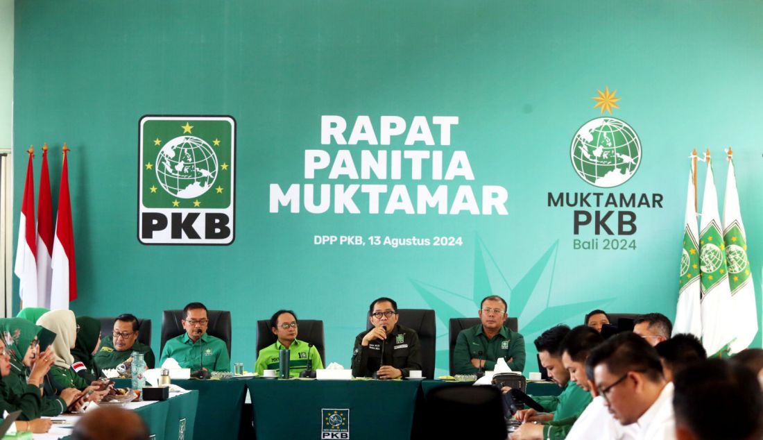 Steering Committee (SC) Muktamar Partai Kebangkitan Bangsa (PKB) Faisol Riza (tengah) menyampaikan pandangannya disaksikan, dari kiri, Sekretaris SC Syaiful Huda, Sekjen PKB Hasanuddin Wahid, Ketua Organizing Committee (OC) Muktamar PKB Cucun Ahmad Syamsurijal, dan Sekretaris OC Zainul Munasichin saat Rapat Panitia Muktamar sekaligus peluncuran logo Muktamar PKB di Jakarta, Selasa (13/8). PKB akan menggelar Muktamar pada 24-26 Agustus 2024 di Bali. - JPNN.com