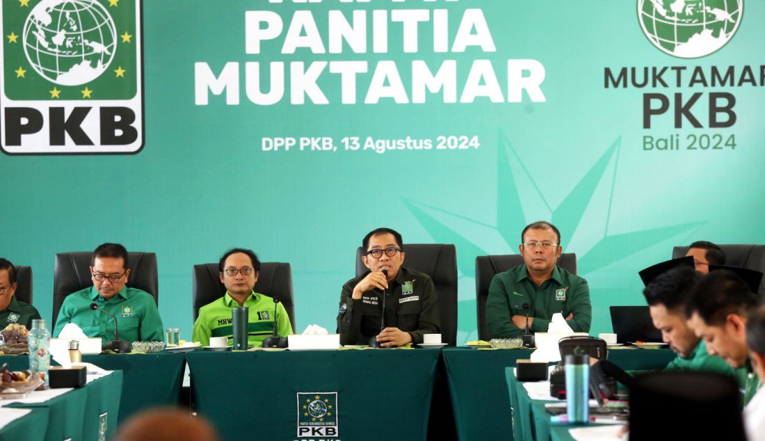 Steering Committee (SC) Muktamar Partai Kebangkitan Bangsa (PKB) Faisol Riza (tengah) menyampaikan pandangannya disaksikan, dari kiri, Sekretaris SC Syaiful Huda, Sekjen PKB Hasanuddin Wahid, Ketua Organizing Committee (OC) Muktamar PKB Cucun Ahmad Syamsurijal, dan Sekretaris OC Zainul Munasichin saat Rapat Panitia Muktamar sekaligus peluncuran logo Muktamar PKB di Jakarta, Selasa (13/8). PKB akan menggelar Muktamar pada 24-26 Agustus 2024 di Bali. - JPNN.com