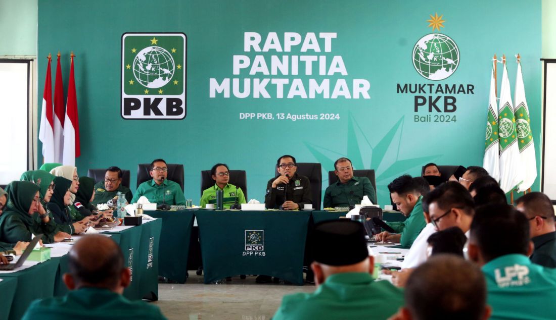 Steering Committee (SC) Muktamar Partai Kebangkitan Bangsa (PKB) Faisol Riza (tengah) menyampaikan pandangannya disaksikan, dari kiri, Sekretaris SC Syaiful Huda, Sekjen PKB Hasanuddin Wahid, Ketua Organizing Committee (OC) Muktamar PKB Cucun Ahmad Syamsurijal, dan Sekretaris OC Zainul Munasichin saat Rapat Panitia Muktamar sekaligus peluncuran logo Muktamar PKB di Jakarta, Selasa (13/8). PKB akan menggelar Muktamar pada 24-26 Agustus 2024 di Bali. - JPNN.com