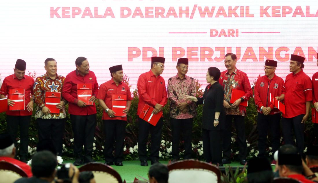 Ketua Umum PDI Perjuangan Megawati Soekarnoputri mengumumkan bakal calon yang diusung di Pilkada Serentak 2024 di kantor DPP PDI Perjuangan, Jakarta, Rabu (14/8). Megawati mengumumkan 12 bakal calon gubernur/bakal calon wakil gubernur dan 293 calon kepala daerah di kabupaten/kota untuk Pilkada Serentak 2024. - JPNN.com