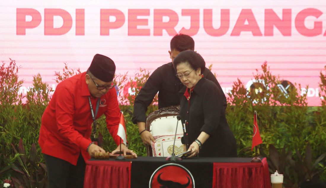 Ketua Umum PDI Perjuangan Megawati Soekarnoputri mengumumkan bakal calon yang diusung di Pilkada Serentak 2024 di kantor DPP PDI Perjuangan, Jakarta, Rabu (14/8). Megawati mengumumkan 12 bakal calon gubernur/bakal calon wakil gubernur dan 293 calon kepala daerah di kabupaten/kota untuk Pilkada Serentak 2024. - JPNN.com