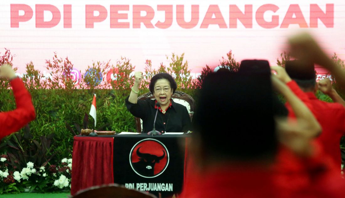 Ketua Umum PDI Perjuangan Megawati Soekarnoputri mengumumkan bakal calon yang diusung di Pilkada Serentak 2024 di kantor DPP PDI Perjuangan, Jakarta, Rabu (14/8). Megawati mengumumkan 12 bakal calon gubernur/bakal calon wakil gubernur dan 293 calon kepala daerah di kabupaten/kota untuk Pilkada Serentak 2024. - JPNN.com