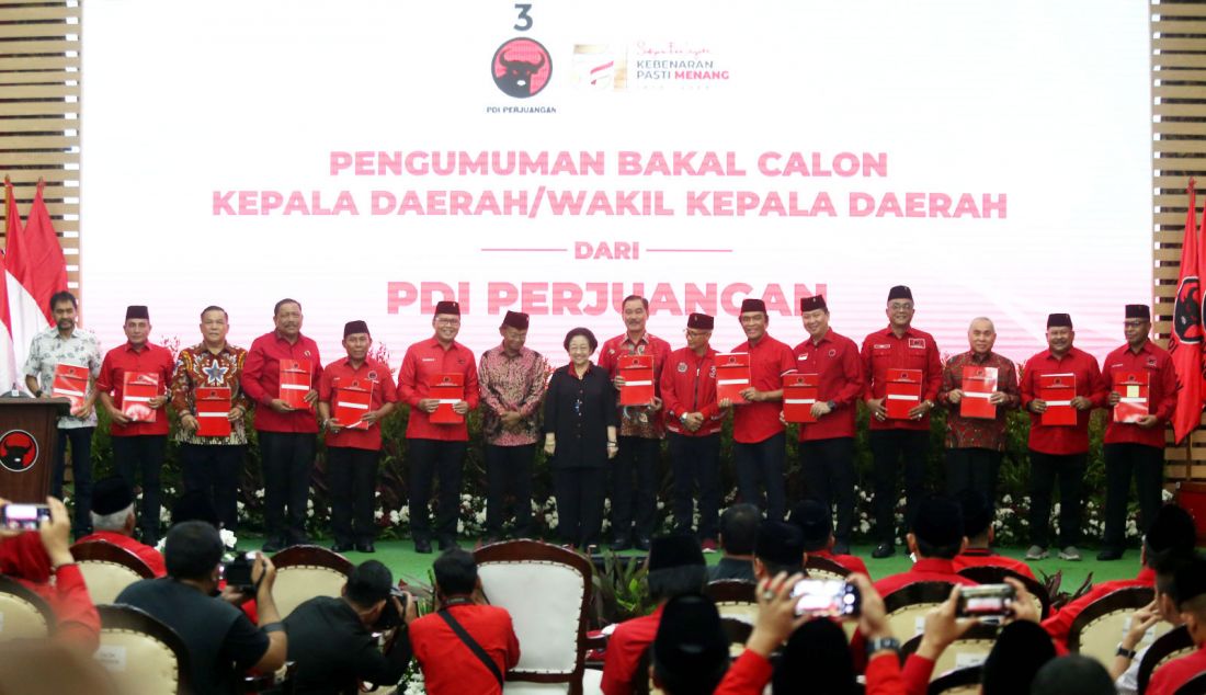 Ketua Umum PDI Perjuangan Megawati Soekarnoputri mengumumkan bakal calon yang diusung di Pilkada Serentak 2024 di kantor DPP PDI Perjuangan, Jakarta, Rabu (14/8). Megawati mengumumkan 12 bakal calon gubernur/bakal calon wakil gubernur dan 293 calon kepala daerah di kabupaten/kota untuk Pilkada Serentak 2024. - JPNN.com