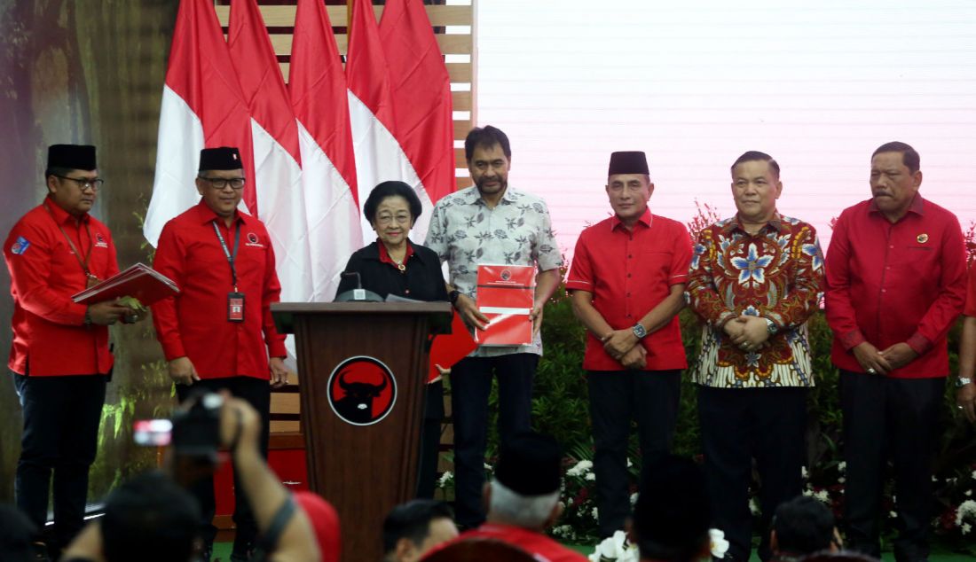 Ketua Umum PDI Perjuangan Megawati Soekarnoputri mengumumkan bakal calon yang diusung di Pilkada Serentak 2024 di kantor DPP PDI Perjuangan, Jakarta, Rabu (14/8). Megawati mengumumkan 12 bakal calon gubernur/bakal calon wakil gubernur dan 293 calon kepala daerah di kabupaten/kota untuk Pilkada Serentak 2024. - JPNN.com