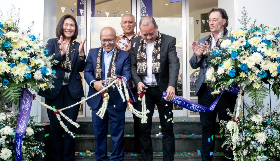 (tengah depan ki-ka) Toto Suharto, Country Manager RMA Indonesia dan Handono Widjaja, Director of PT Mitrabuana Citra Abadi memotong pita pembukaan Dealer Ford 3S Yogyakarta, didampingi Yukontorn 'Vickie' Wisadkosin, President Ford ASEAN and Asia Pacific Direct Market (kiri); Arif Pramana, Kepala Dinas Perhubungan Sleman (tengah atas) dan Roberto Da Silva, Director Automotive Distribution RMA Group (kanan), di Sleman (14/8). RMA Indonesia melihat potensi besar di Yogyakarta dan sekitarnya, yang merupakan salah satu pusat pertumbuhan ekonomi di Pulau Jawa. Dengan fasilitas modern dan tim yang terlatih, dealer ini akan menjadi tolok ukur bagi pengembangan jaringan gerai-gerai penjualan Ford di seluruh Indonesia. - JPNN.com