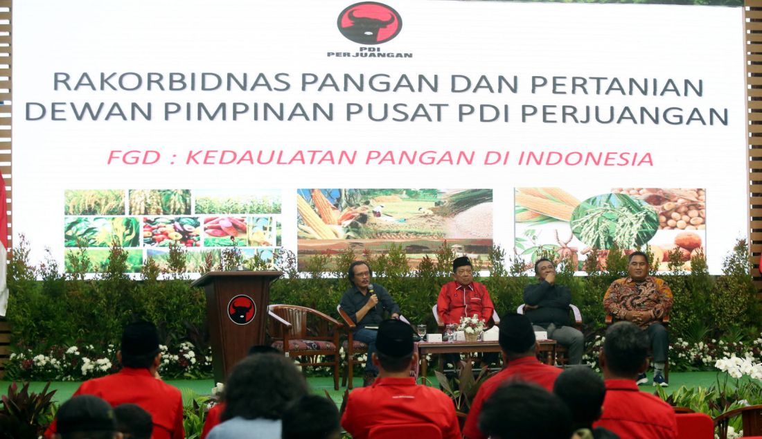 Ketua Bidang Koperasi dan UMKM DPP PDIP Mindo Sianipar, Ketua Asosiasi Bank Benih dan Teknologi Tani Indonesia (AB2TI) Dwi Andreas dan Produsen alat dan mesin pertanian (Alsintan) Moh Agus Zamroni menjadi pembicara pada Focus Group Discussion (FGD) dalam rangka Rakorbidnas (Rapat Koordinasi Bidang Nasional) Pangan dan Pertanian dengan tema: Kedaulatan Pangan di Indonesia (Beras, Kedelai dan Jagung) di Kantor DPP PDI Perjuangan, Jakarta, Kamis (15/8). - JPNN.com