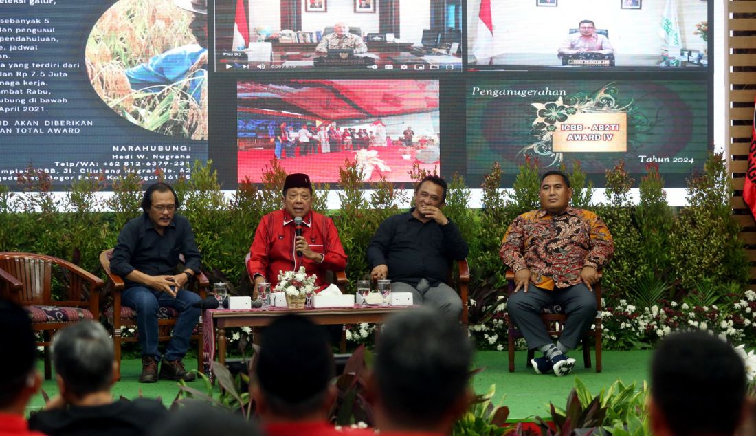 Ketua Bidang Koperasi dan UMKM DPP PDIP Mindo Sianipar, Ketua Asosiasi Bank Benih dan Teknologi Tani Indonesia (AB2TI) Dwi Andreas dan Produsen alat dan mesin pertanian (Alsintan) Moh Agus Zamroni menjadi pembicara pada Focus Group Discussion (FGD) dalam rangka Rakorbidnas (Rapat Koordinasi Bidang Nasional) Pangan dan Pertanian dengan tema: Kedaulatan Pangan di Indonesia (Beras, Kedelai dan Jagung) di Kantor DPP PDI Perjuangan, Jakarta, Kamis (15/8). - JPNN.com