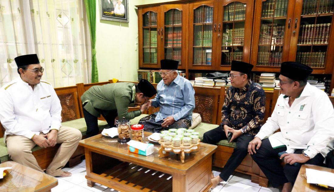 Ketua Umum DPP PKB Abdul Muhaimin Iskandar atau Gus Muhaimin saat mengunjungi kediaman KH Sukron Mamun di Ponpes Daarul Rahma, Jakarta, Kamis (15/8). Gus Muhaimin menjelaskan kunjungannya ini untuk bersilaturahmi menjelang Muktamar ke-6 PKB, yang bakal berlangsung di Bali pada 24 dan 25 Agustus mendatang. - JPNN.com