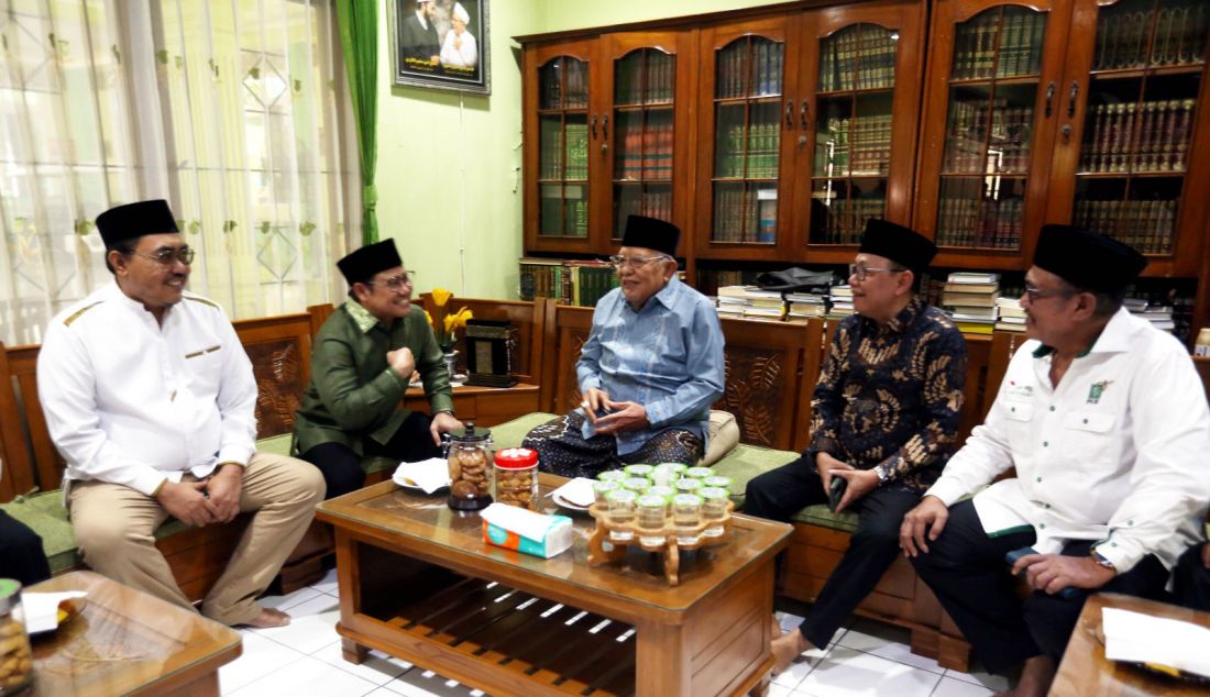 Ketua Umum DPP PKB Abdul Muhaimin Iskandar atau Gus Muhaimin saat mengunjungi kediaman KH Sukron Mamun di Ponpes Daarul Rahma, Jakarta, Kamis (15/8). Gus Muhaimin menjelaskan kunjungannya ini untuk bersilaturahmi menjelang Muktamar ke-6 PKB, yang bakal berlangsung di Bali pada 24 dan 25 Agustus mendatang. - JPNN.com