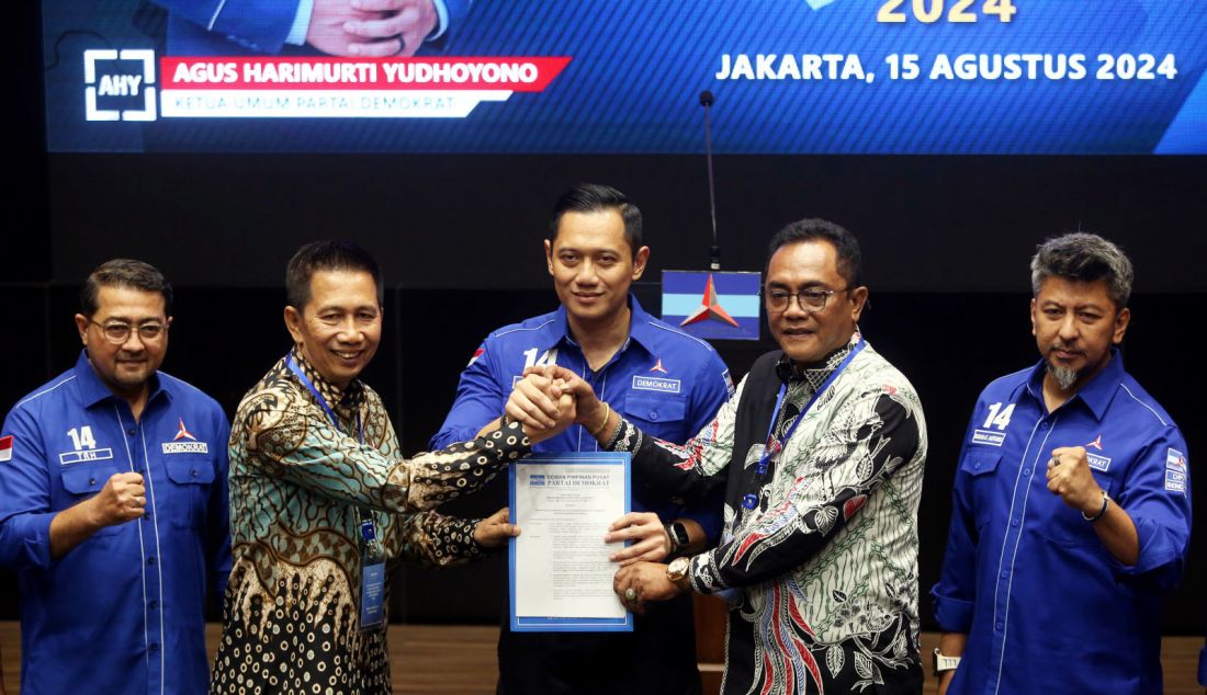 Ketua Umum Partai Demokrat Agus Harimurti Yudhoyono menyerahkan surat rekomendasi kepada bakal calon kepala daerah (Bacakada) di DPP Partai Demokrat, Jakarta, Kamis (15/8). Sebanyak 52 bakal calon bupati dan wakil bupati serta bakal calon wali kota dan wakil wali kota, dan tiga calon gubernur dan wakil gubernur menerima rekomendasi dari Partai Demokrat untuk ikut serta pada Pilkada serentak 2024. - JPNN.com