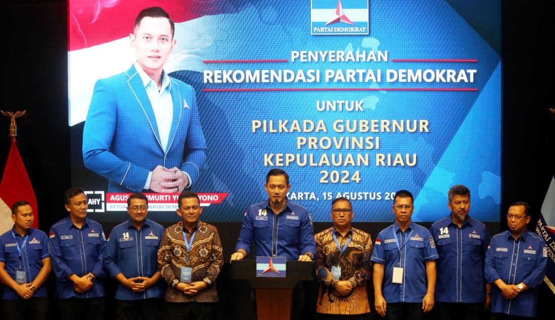 Ketua Umum Partai Demokrat Agus Harimurti Yudhoyono menyerahkan surat rekomendasi kepada bakal calon kepala daerah (Bacakada) di DPP Partai Demokrat, Jakarta, Kamis (15/8). Sebanyak 52 bakal calon bupati dan wakil bupati serta bakal calon wali kota dan wakil wali kota, dan tiga calon gubernur dan wakil gubernur menerima rekomendasi dari Partai Demokrat untuk ikut serta pada Pilkada serentak 2024. - JPNN.com