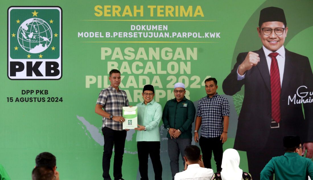 Ketua Umum PKB Muhaimin Iskandar menyerahkan surat dukungan kepada bakal calon kepala daerah (Bacakada) di Kantor DPP PKB, Jakarta, Kamis (15/8). DPP PKB menyerahkan surat dukungan kepada 81 bakal pasangan calon untuk berlaga pada Pilkada 2024. - JPNN.com