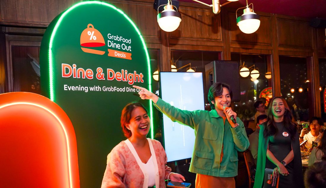 Angga Yunanda (tengah) didampingi Country Marketing Head, Grab Indonesia Melinda Savitri (kiri) di acara Dine & Delight: Evening with GrabFood Dine Out. Layanan GrabFood Dine In Deals kini bertransformasi menjadi GrabFood Dine Out Deals dan menawarkan voucher dan diskon hingga 50%. Pembaruan ini tak hanya meliputi perubahan nama, tapi juga tampilan di aplikasi yang semakin memudahkan pengguna untuk memilih kategori restoran berdasarkan jenis promo, area, dan lokasi yang terdekat dengan pengguna. - JPNN.com