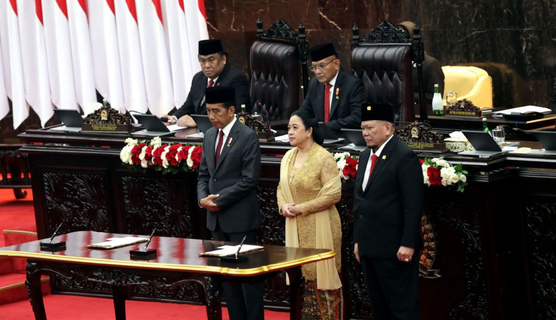 Presiden Joko Widodo, Ketua DPR Puan Maharani dan Ketua DPD AA Lanyalla Mahmud Mattalitti dalam Sidang Paripurna Pembukaan Masa Persidangan I DPR Tahun Sidang 2024-2025 di Gedung Nusantara, Kompleks Parlemen, Senayan, Jakarta, Jumat (16/8). Sidang paripurna tersebut membahas tentang RAPBN Tahun 2025 dan laporan nota keuangan. - JPNN.com