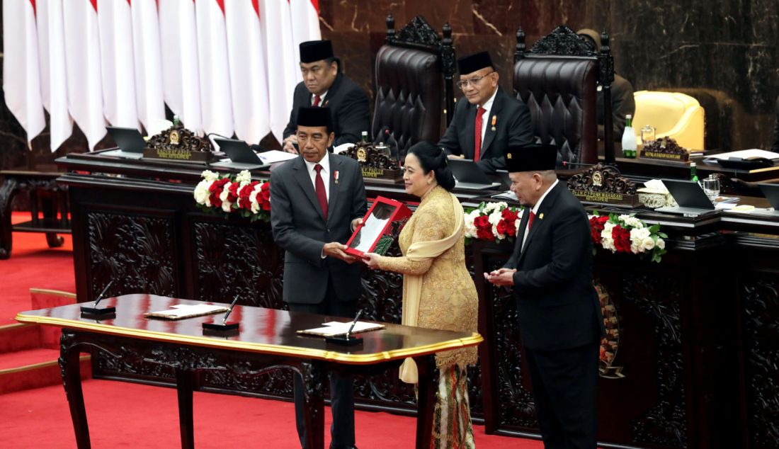 Presiden Joko Widodo, Ketua DPR Puan Maharani dan Ketua DPD AA Lanyalla Mahmud Mattalitti dalam Sidang Paripurna Pembukaan Masa Persidangan I DPR Tahun Sidang 2024-2025 di Gedung Nusantara, Kompleks Parlemen, Senayan, Jakarta, Jumat (16/8). Sidang paripurna tersebut membahas tentang RAPBN Tahun 2025 dan laporan nota keuangan. - JPNN.com