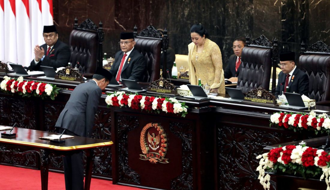 Presiden Joko Widodo (kiri) membungkukkan badan untuk memberi hormat kepada Ketua DPR Puan Maharani (kanan) usai menyampaikan pidato keterangan pemerintah atas RUU tentang APBN Tahun Anggaran 2025 beserta Nota Keuangannya dalam Sidang Paripurna Pembukaan Masa Persidangan I DPR Tahun Sidang 2024-2025 di Gedung Nusantara, Kompleks Parlemen, Senayan, Jakarta, Jumat (16/8). Sidang paripurna tersebut membahas tentang RAPBN Tahun 2025 dan laporan nota keuangan. - JPNN.com