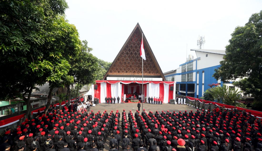 Ketua Umum PDI Perjuangan Megawati Soekarnoputri menjadi pembina upacara bersama jajaran DPP PDIP dan sekitar 5.000 Satgas PDIP pada peringatan HUT Kemerdekaan ke-79 RI di Parkiran Masjid At Taufiq PDI Perjuangan, Lenteng Agung, Jakarta Selatan, Sabtu (17/8). - JPNN.com