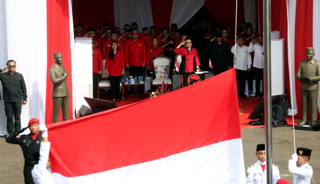 Ketua Umum PDI Perjuangan Megawati Soekarnoputri menjadi pembina upacara bersama jajaran DPP PDIP dan sekitar 5.000 Satgas PDIP pada peringatan HUT Kemerdekaan ke-79 RI di Parkiran Masjid At Taufiq PDI Perjuangan, Lenteng Agung, Jakarta Selatan, Sabtu (17/8). - JPNN.com