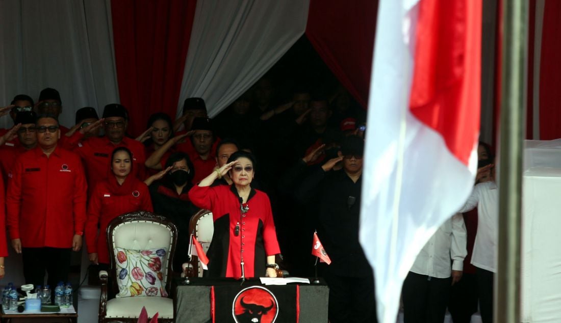 Ketua Umum PDI Perjuangan Megawati Soekarnoputri menjadi pembina upacara bersama jajaran DPP PDIP dan sekitar 5.000 Satgas PDIP pada peringatan HUT Kemerdekaan ke-79 RI di Parkiran Masjid At Taufiq PDI Perjuangan, Lenteng Agung, Jakarta Selatan, Sabtu (17/8). - JPNN.com