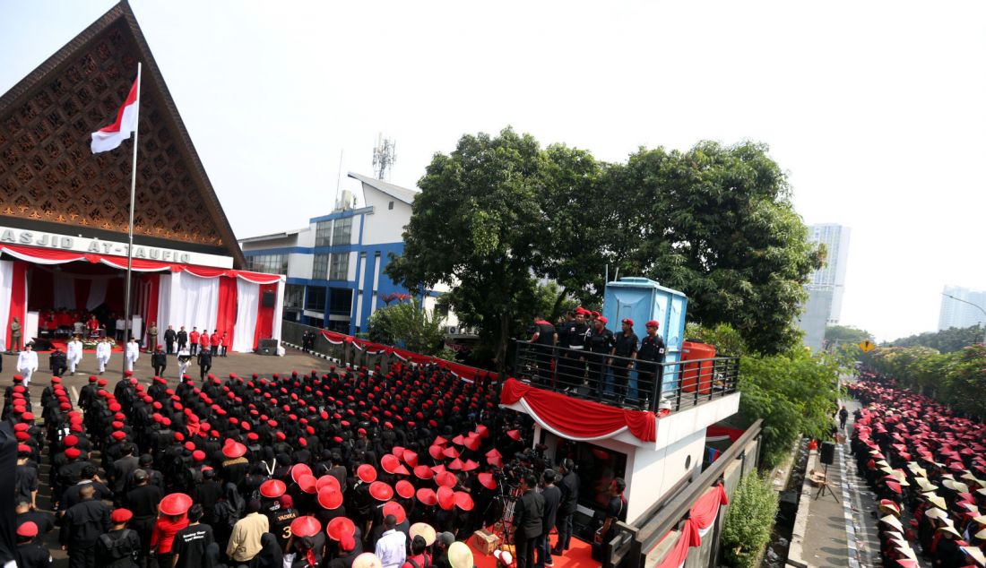 Ketua Umum PDI Perjuangan Megawati Soekarnoputri menjadi pembina upacara bersama jajaran DPP PDIP dan sekitar 5.000 Satgas PDIP pada peringatan HUT Kemerdekaan ke-79 RI di Parkiran Masjid At Taufiq PDI Perjuangan, Lenteng Agung, Jakarta Selatan, Sabtu (17/8). - JPNN.com