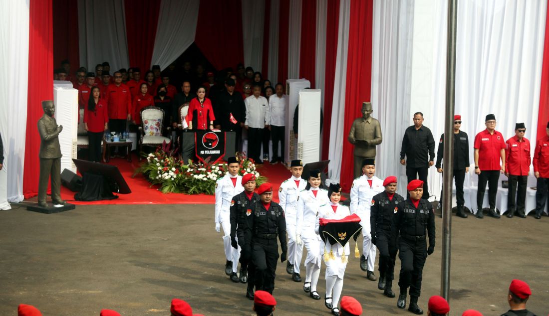 Ketua Umum PDI Perjuangan Megawati Soekarnoputri menjadi pembina upacara bersama jajaran DPP PDIP dan sekitar 5.000 Satgas PDIP pada peringatan HUT Kemerdekaan ke-79 RI di Parkiran Masjid At Taufiq PDI Perjuangan, Lenteng Agung, Jakarta Selatan, Sabtu (17/8). - JPNN.com