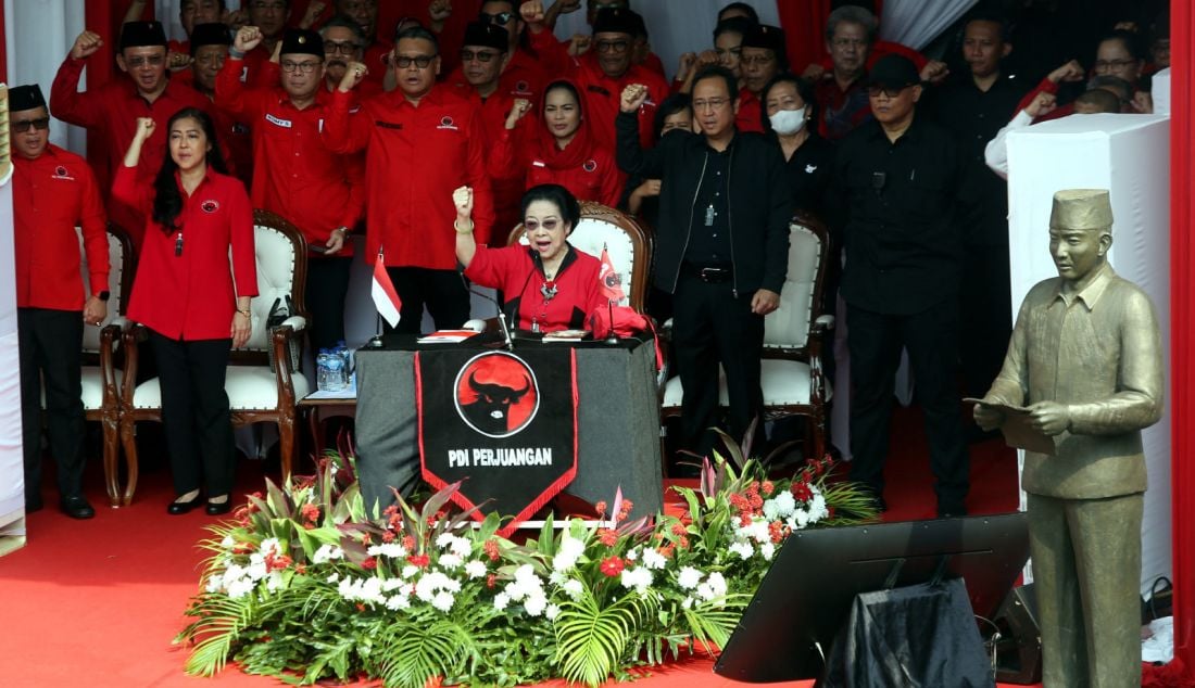 Ketua Umum PDI Perjuangan Megawati Soekarnoputri menjadi pembina upacara bersama jajaran DPP PDIP dan sekitar 5.000 Satgas PDIP pada peringatan HUT Kemerdekaan ke-79 RI di Parkiran Masjid At Taufiq PDI Perjuangan, Lenteng Agung, Jakarta Selatan, Sabtu (17/8). - JPNN.com