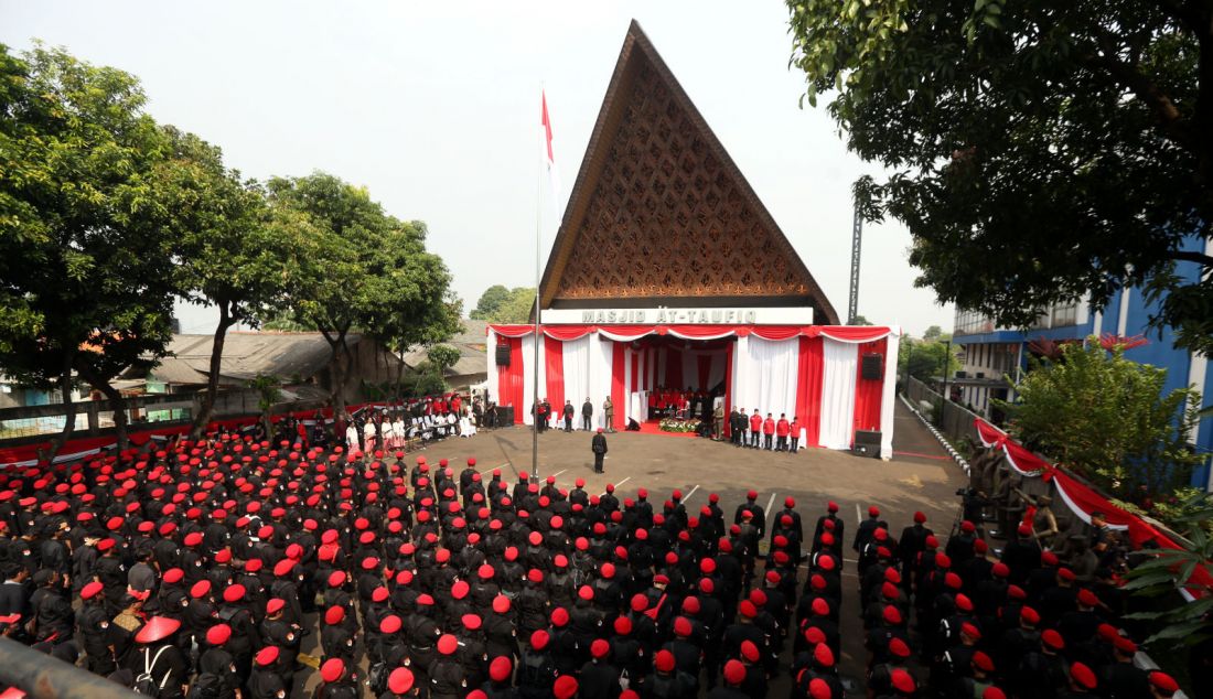 Ketua Umum PDI Perjuangan Megawati Soekarnoputri menjadi pembina upacara bersama jajaran DPP PDIP dan sekitar 5.000 Satgas PDIP pada peringatan HUT Kemerdekaan ke-79 RI di Parkiran Masjid At Taufiq PDI Perjuangan, Lenteng Agung, Jakarta Selatan, Sabtu (17/8). - JPNN.com