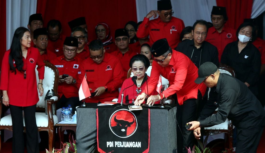 Ketua Umum PDI Perjuangan Megawati Soekarnoputri menjadi pembina upacara bersama jajaran DPP PDIP dan sekitar 5.000 Satgas PDIP pada peringatan HUT Kemerdekaan ke-79 RI di Parkiran Masjid At Taufiq PDI Perjuangan, Lenteng Agung, Jakarta Selatan, Sabtu (17/8). - JPNN.com