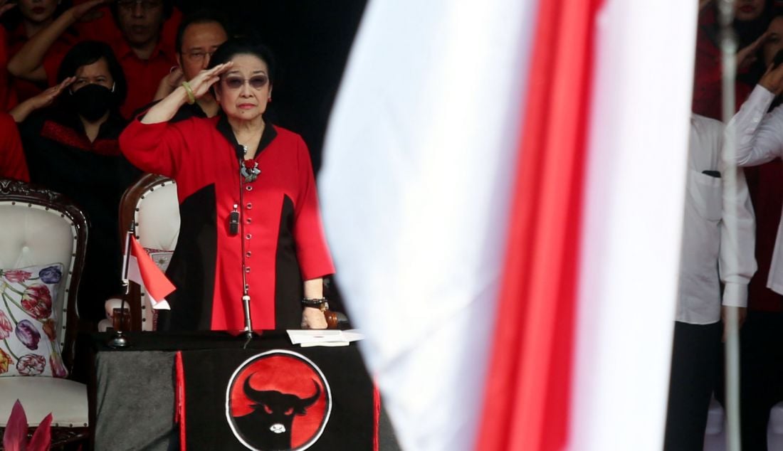 Ketua Umum PDI Perjuangan Megawati Soekarnoputri menjadi pembina upacara bersama jajaran DPP PDIP dan sekitar 5.000 Satgas PDIP pada peringatan HUT Kemerdekaan ke-79 RI di Parkiran Masjid At Taufiq PDI Perjuangan, Lenteng Agung, Jakarta Selatan, Sabtu (17/8). - JPNN.com