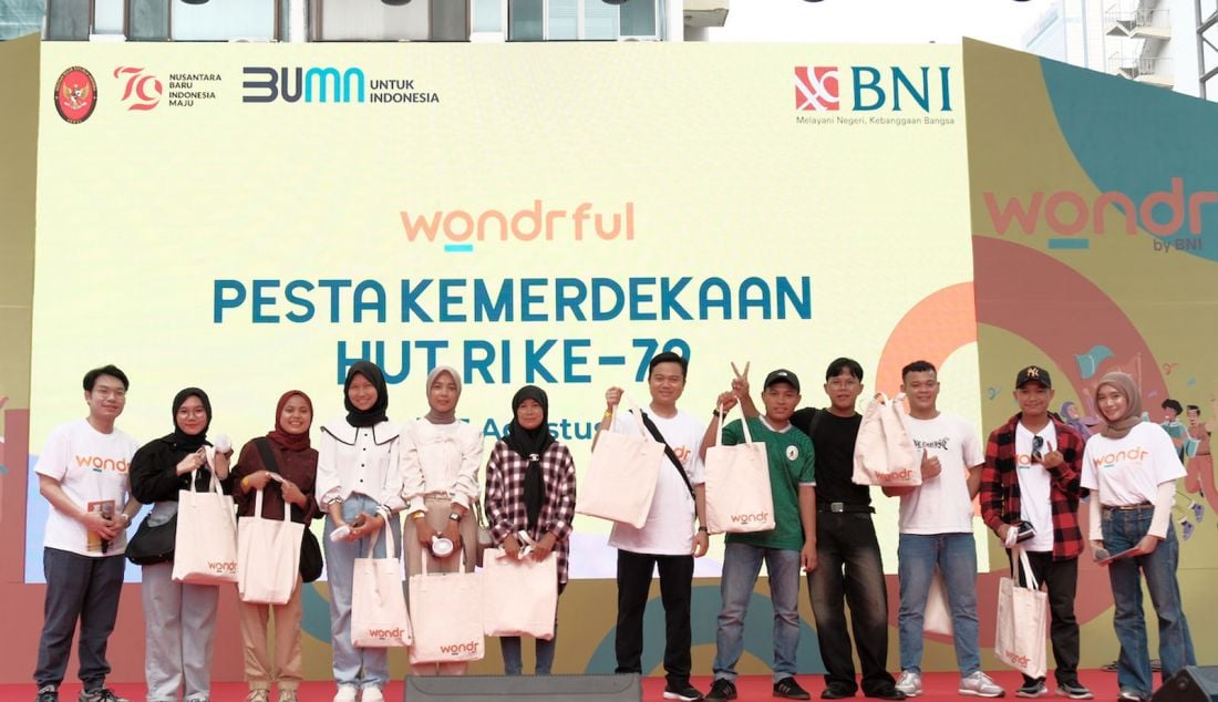 Selain sosialisasi aplikasi perbankan wondr by BNI, acara wondrful Pesta Kemerdekaan RI ke-79 juga menyelenggarakan berbagai acara lainnya, mulai dari pemberian penghargaan kepada masyarakat Diaspora Indonesia di Korea Selatan “Diaspora Heroes Appreciation”, penghargaan kepada pengguna aplikasi mobile banking BNI yang paling aktif, serta penampilan tari tradisional dan musisi tanah air, Wika Salim. - JPNN.com