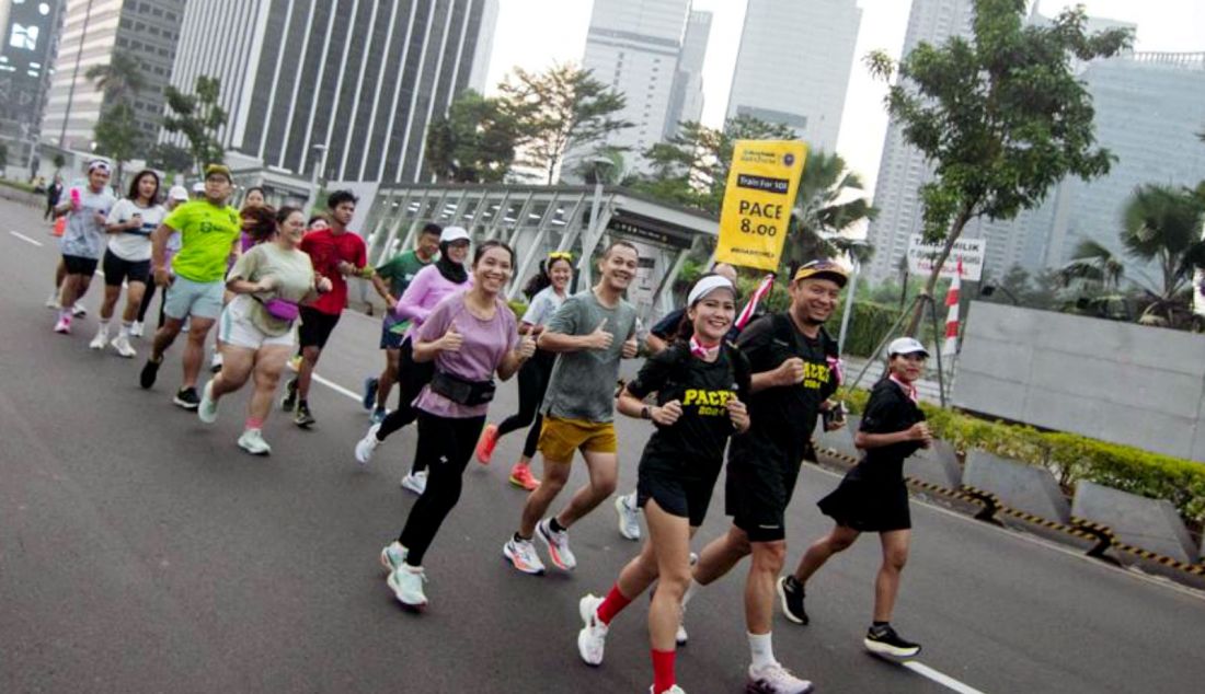 Peserta mengikuti latihan Road to Maybank Marathon 2024 terakhir di Car Free Day, Jakarta, Minggu (18/8). Maybank Marathon 2024 akan berlangasung 25 Agustus 2024 di Bali United Training Center, Bali dengan menerapkan standar internasional dalam penyelenggaraanya. Mengusung tema 'Discover a New You', Maybank Marathon 2024 mengajak peserta ikut dalam sebuah perjalanan transformatif untuk menembus dan mengeksplorasi potensi diri lewat kebersamaan dalam olahraga lagi. - JPNN.com