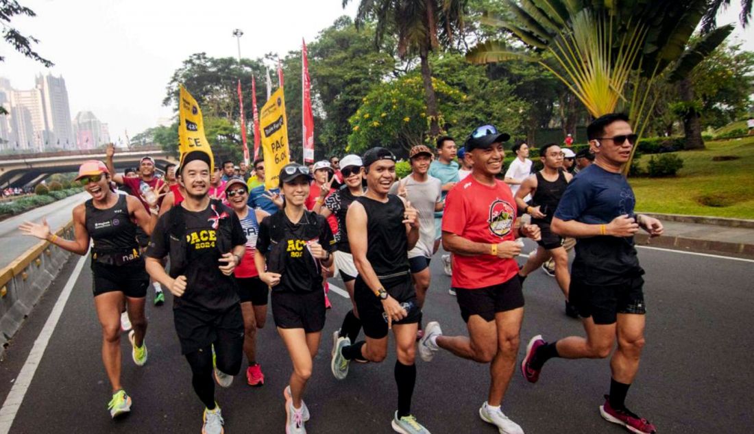 Peserta mengikuti latihan Road to Maybank Marathon 2024 terakhir di Car Free Day, Jakarta, Minggu (18/8). Maybank Marathon 2024 akan berlangasung 25 Agustus 2024 di Bali United Training Center, Bali dengan menerapkan standar internasional dalam penyelenggaraanya. Mengusung tema 'Discover a New You', Maybank Marathon 2024 mengajak peserta ikut dalam sebuah perjalanan transformatif untuk menembus dan mengeksplorasi potensi diri lewat kebersamaan dalam olahraga lagi. - JPNN.com