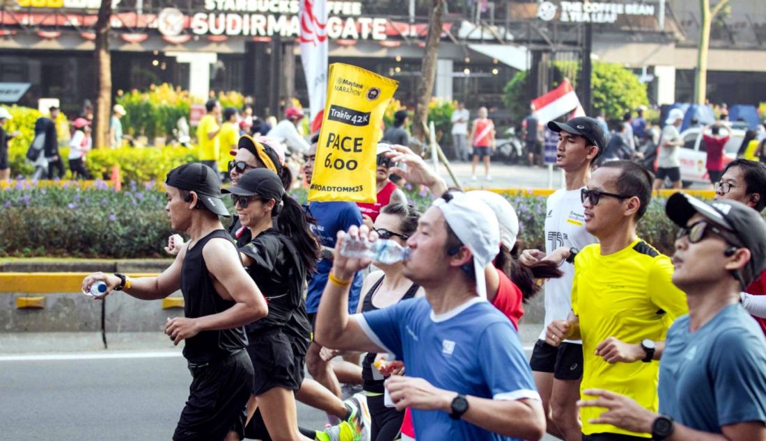 Peserta mengikuti latihan Road to Maybank Marathon 2024 terakhir di Car Free Day, Jakarta, Minggu (18/8). Maybank Marathon 2024 akan berlangasung 25 Agustus 2024 di Bali United Training Center, Bali dengan menerapkan standar internasional dalam penyelenggaraanya. Mengusung tema 'Discover a New You', Maybank Marathon 2024 mengajak peserta ikut dalam sebuah perjalanan transformatif untuk menembus dan mengeksplorasi potensi diri lewat kebersamaan dalam olahraga lagi. - JPNN.com